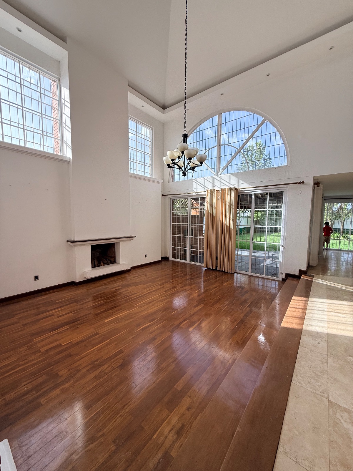 Espectacular casa en venta - zona 16, La Montaña. - foto 2