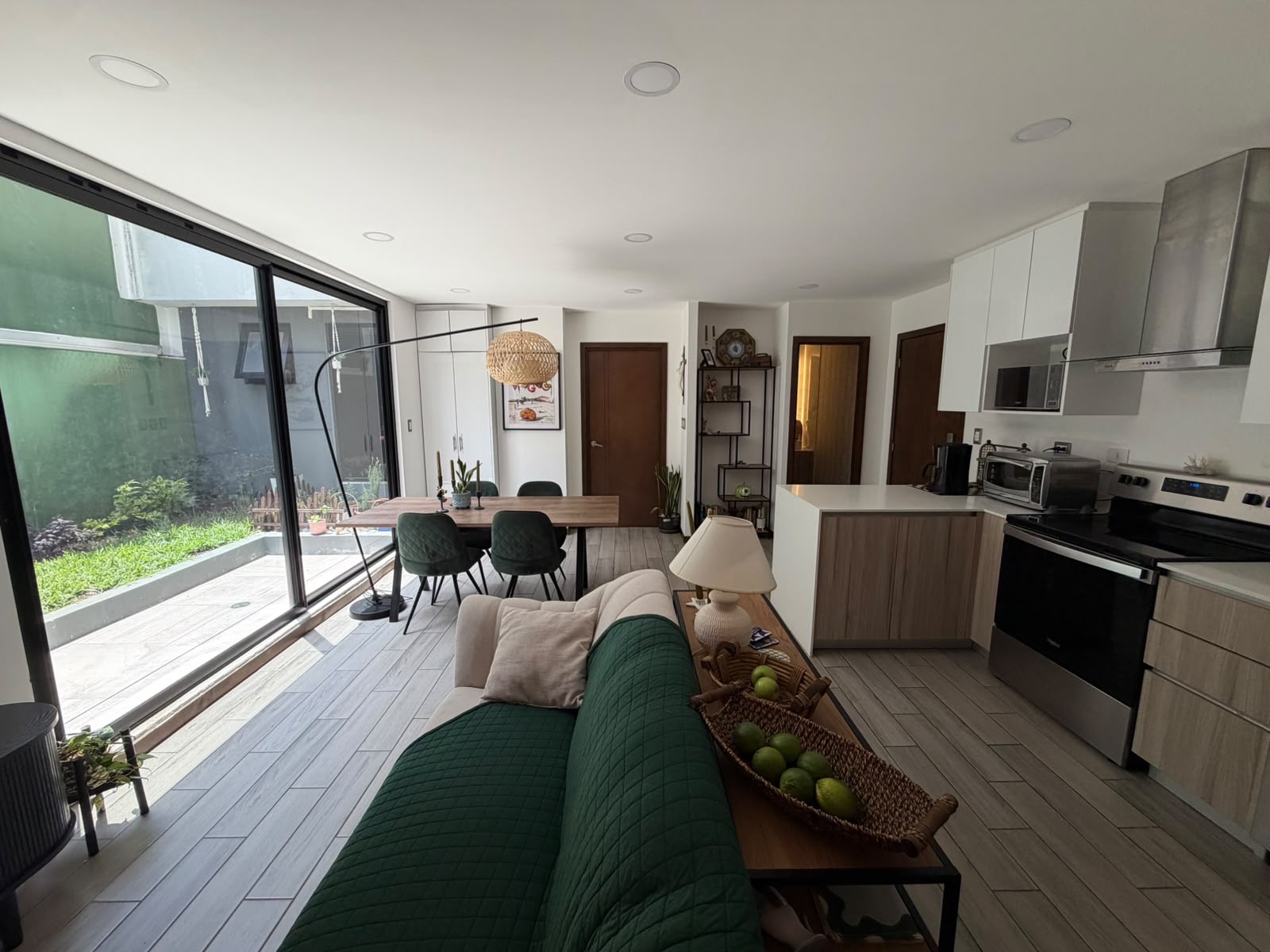 Apartamento en renta con jardín , zona 15, Dual. - foto 2