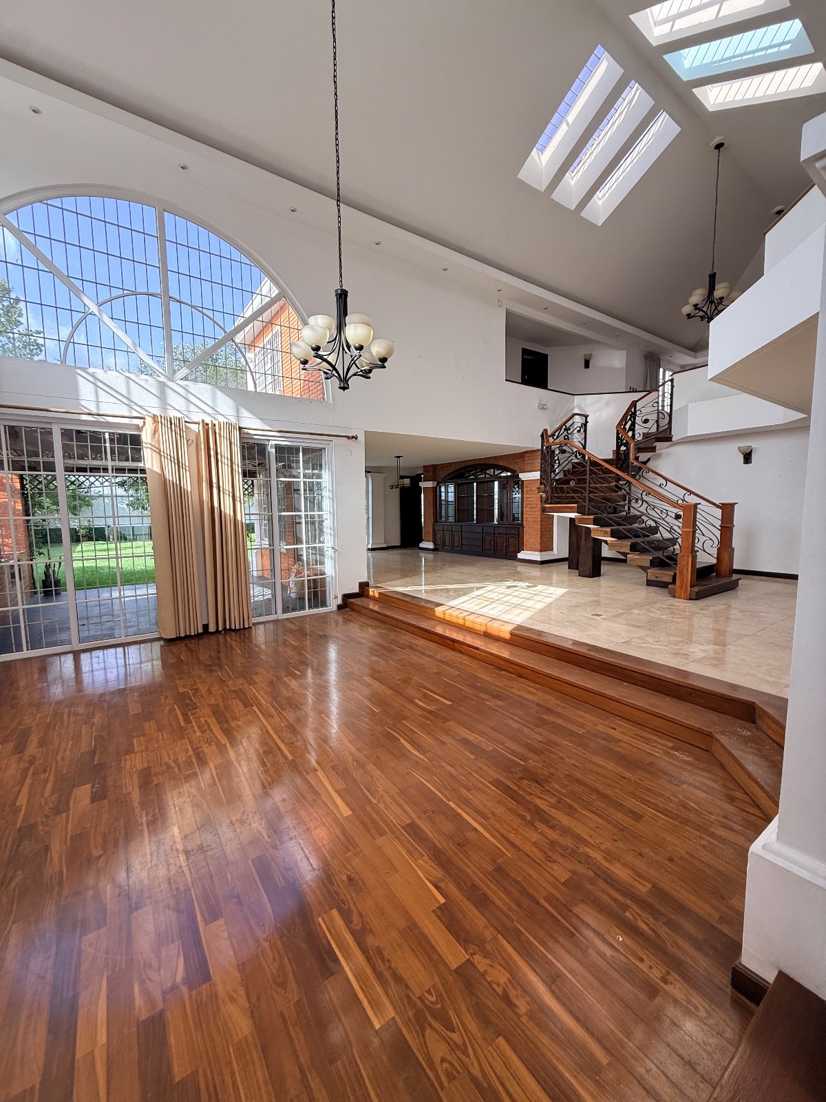 Espectacular casa en venta - zona 16, La Montaña. - foto 3